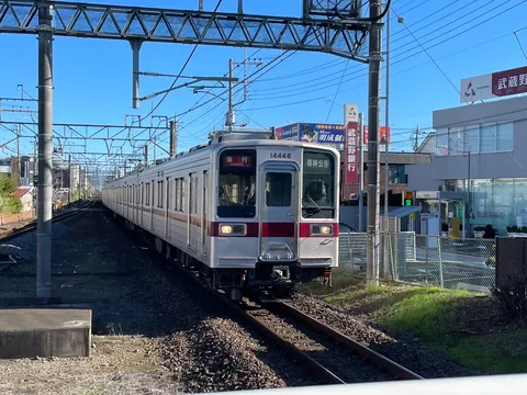 青空の下を走る通勤電車