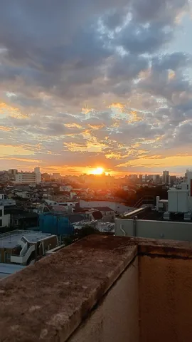 屋根越しの夕映え