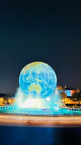 夜空に輝く地球の噴水ショー