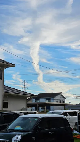 青空に描かれた白い線