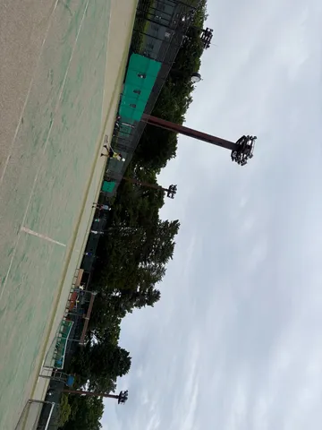 光と影のテニスコート