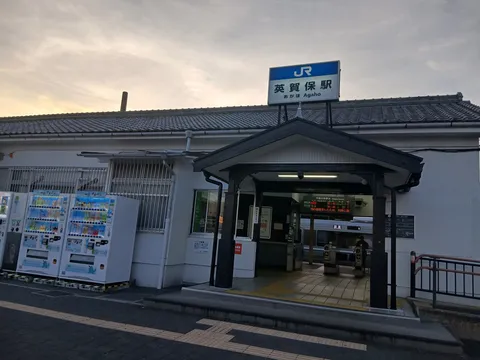 駅に佇む、日常の灯り