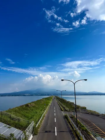 水辺を結ぶ直線の道