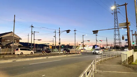 電線ジャングル、夕暮れ交差点