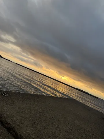 夕景と静かな海の語らい