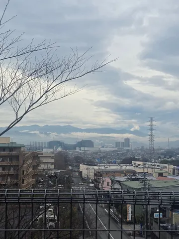 雨上がりの街、遠くの山並み