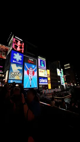 ネオンが輝く夜の街角