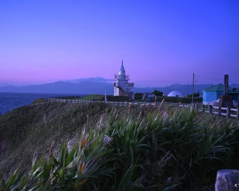 夕景の灯台と海風