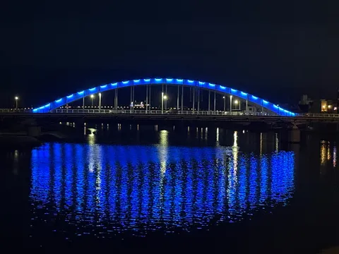 夜空に光る青い橋