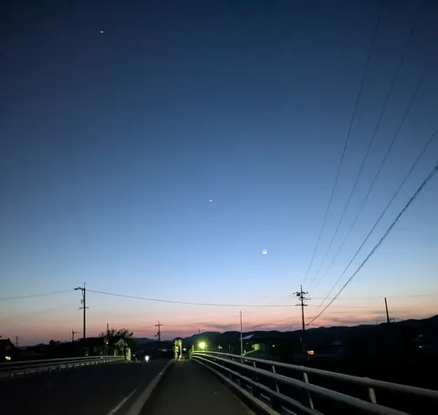 薄暮の空に浮かぶ橋と星