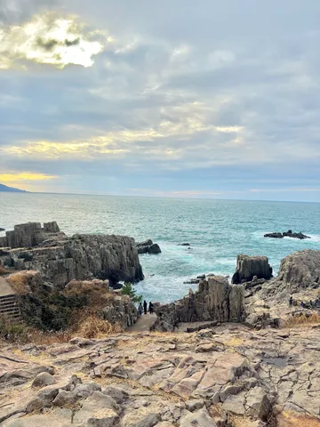 奇岩と波のダイナミックな海岸