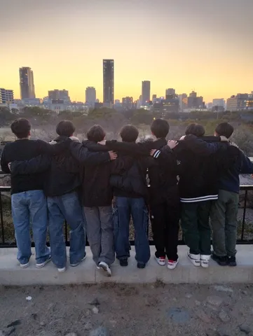 夕暮れの街と友情