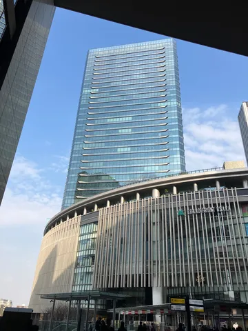 青空にそびえる現代建築