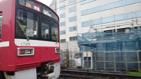 都会を駆け抜ける赤い車両