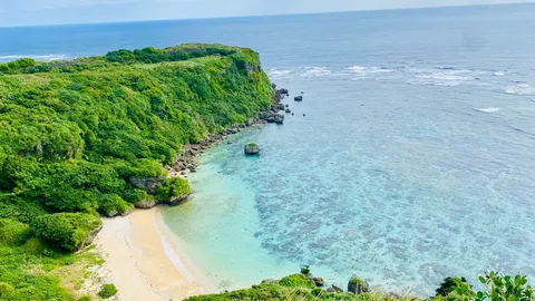 緑に包まれた絶景、エメラルドの海