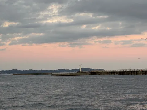 静寂の灯台と淡い空