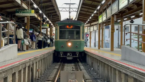 駅に到着、緑の車両