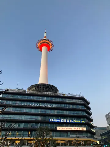 青空に映える京都タワー