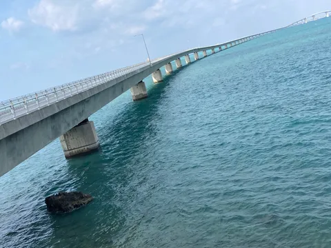 水平線へと続く長大橋