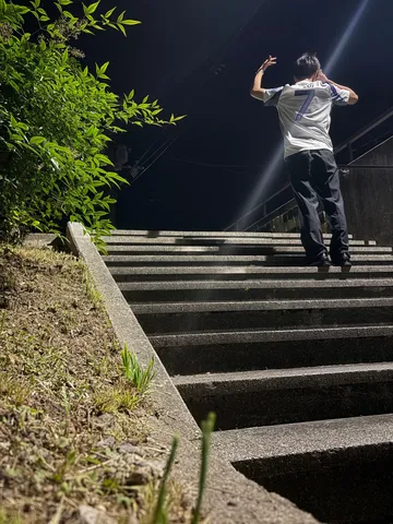階段を駆け上がる背中、夜の訪れ