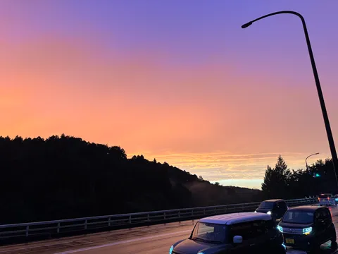 夕景へと続く道の色