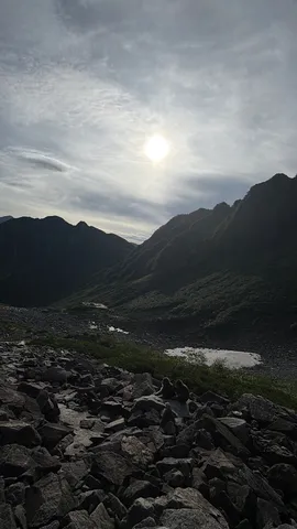 陽光差す山岳の開拓地