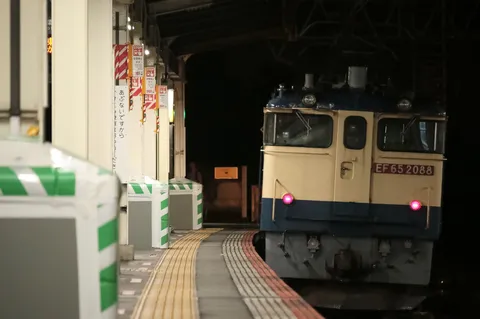 夜のホームに響く機関車