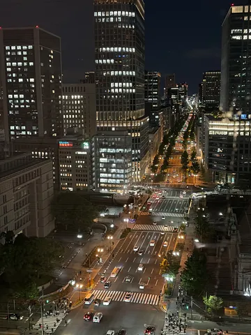 都会の夜景、光の川を下る