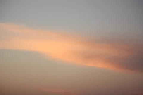 空に広がる淡い光の帯