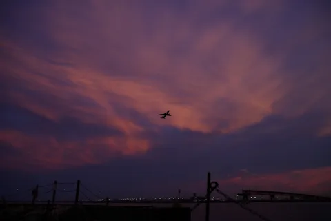 夕焼け空を旅立つ飛行機