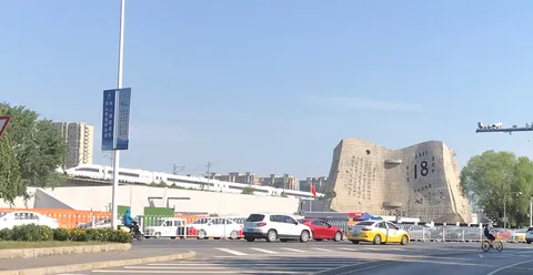 青空と歴史を刻むモニュメント