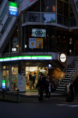 夜の緑灯る商店街