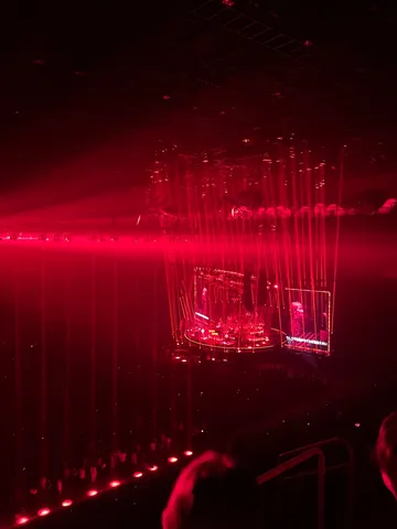 情熱的な赤の光に包まれるライブ