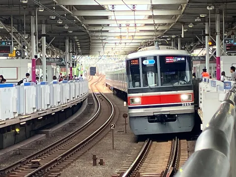 駅へと滑り込む電車の風景