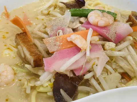 具だくさんの彩り麺