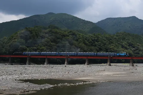 山間の鉄路、悠久の旅