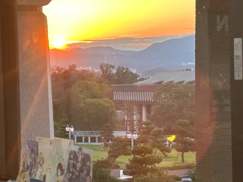 夕暮れの庭と山影