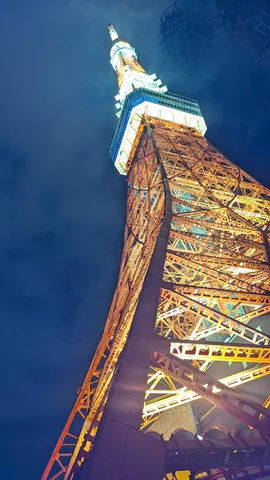 夜空へ伸びるオレンジの輝き