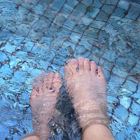 水面の波紋と足元の光