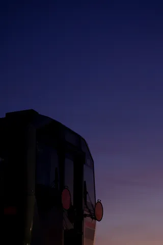静寂の夜汽車、薄明の空