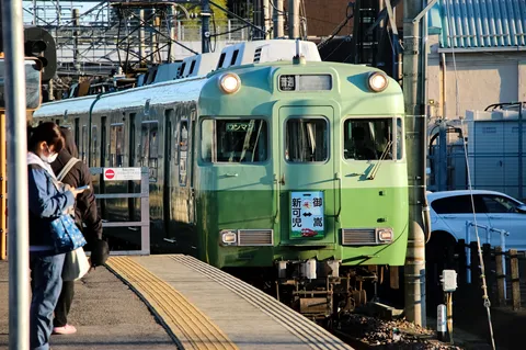 緑の電車と午後の光