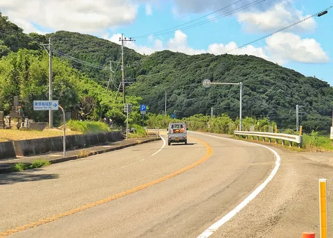 緑深まる峠道、軽トラの旅