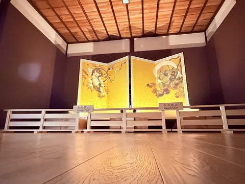 神秘的な屏風と「立入禁止」