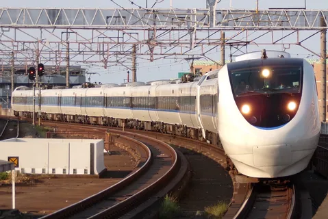 光をまとい、曲がる列車