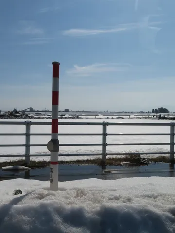 雪解け水と紅白のポール