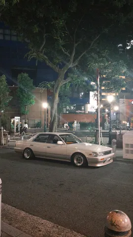 夜の街角、懐かしのセダン