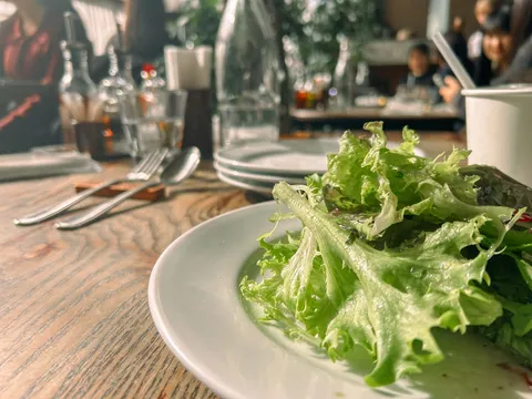食卓の瑞々しいグリーン