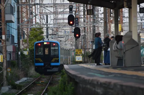 静かにホームへ、青い電車が来る