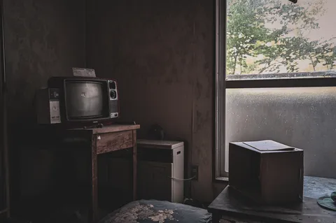 時が止まった部屋のブラウン管テレビ