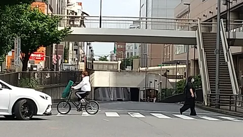 交差する日常、ペダルと足音